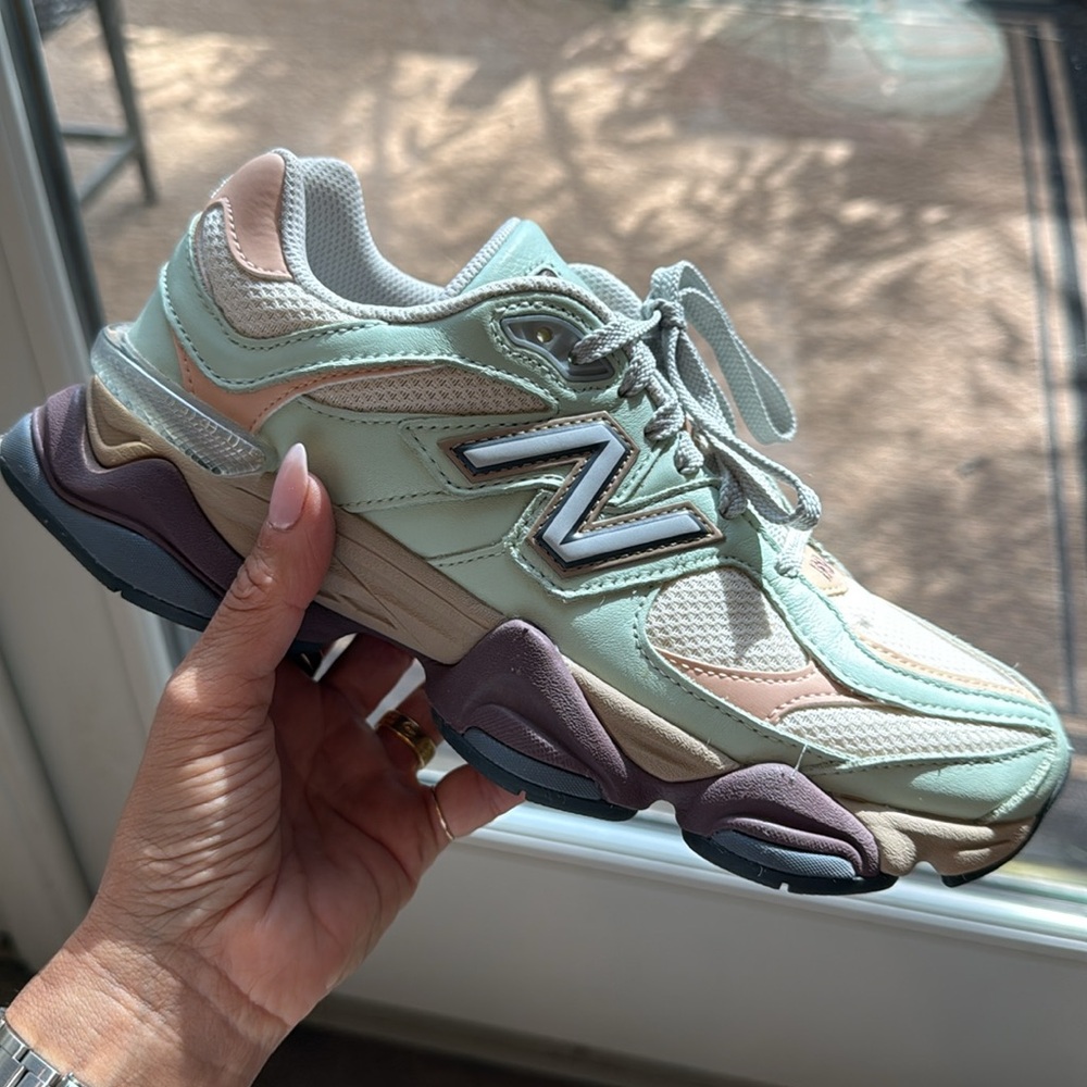 New Balance 9060 7mens women’s 8.5 worn a few times.
